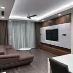 Han jardin -14F,17F- リビングルームと大きな画面のテレビ