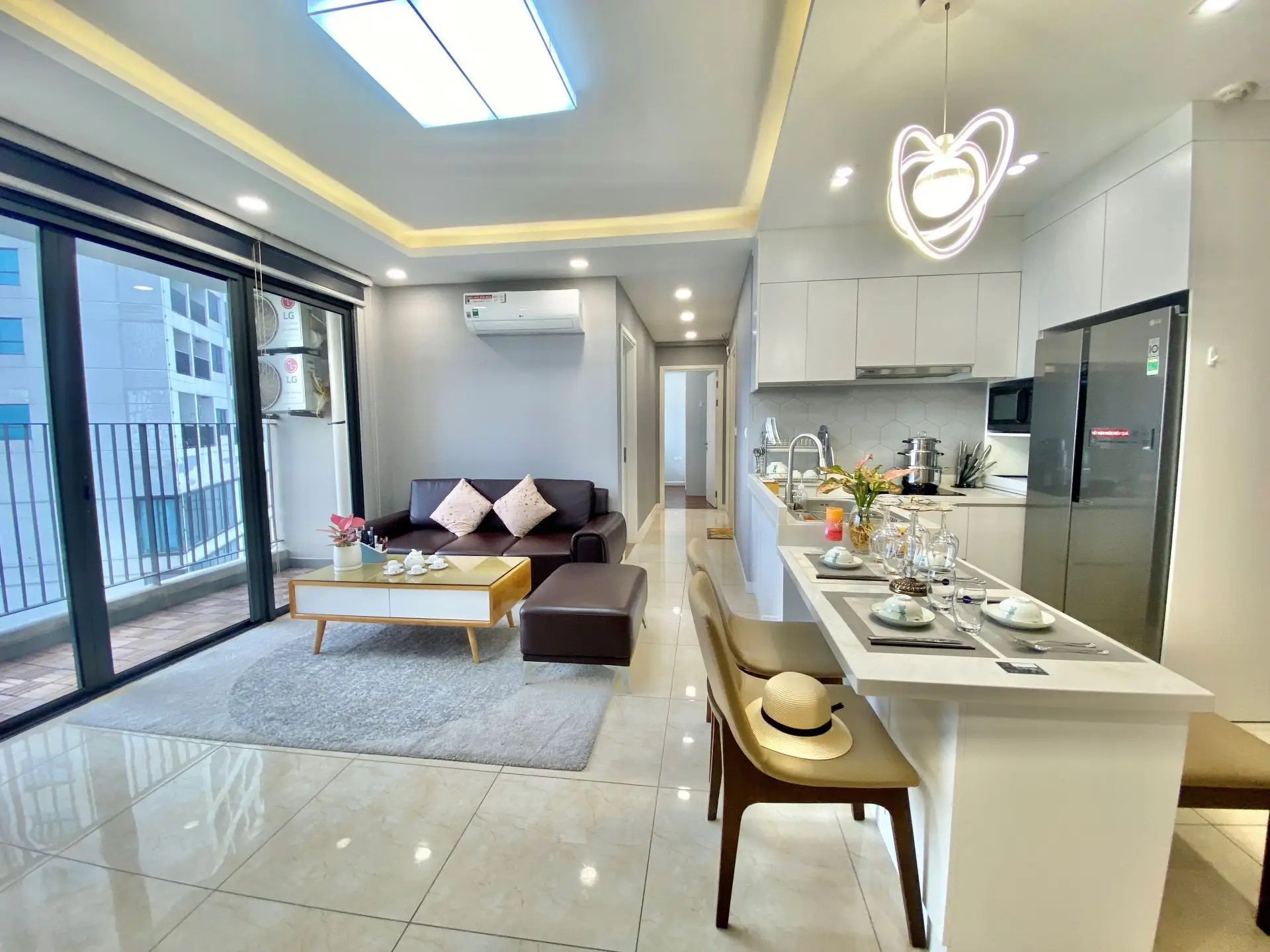 Dcapital- C6 34F – 3 Bed – livingroom 2