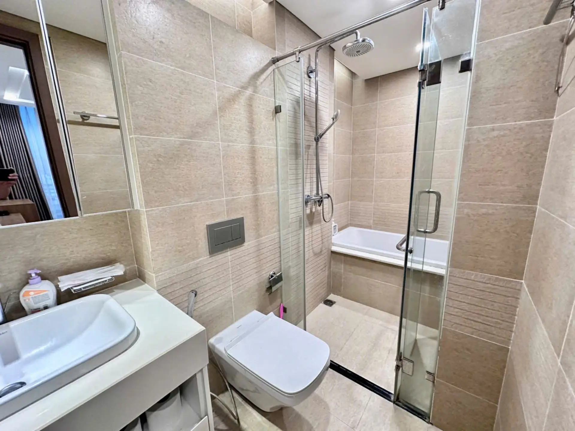 Metropolis – M2 8F- 2Bed – Bathroom 1