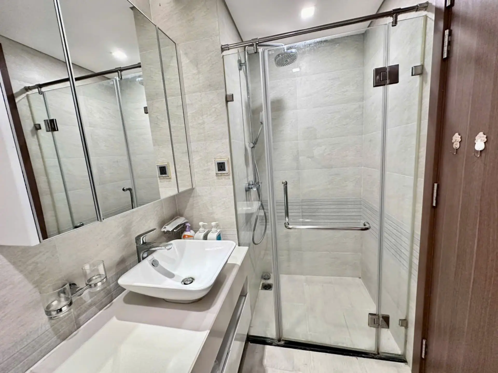 Metropolis – M2 8F- 2Bed – Bathroom 2