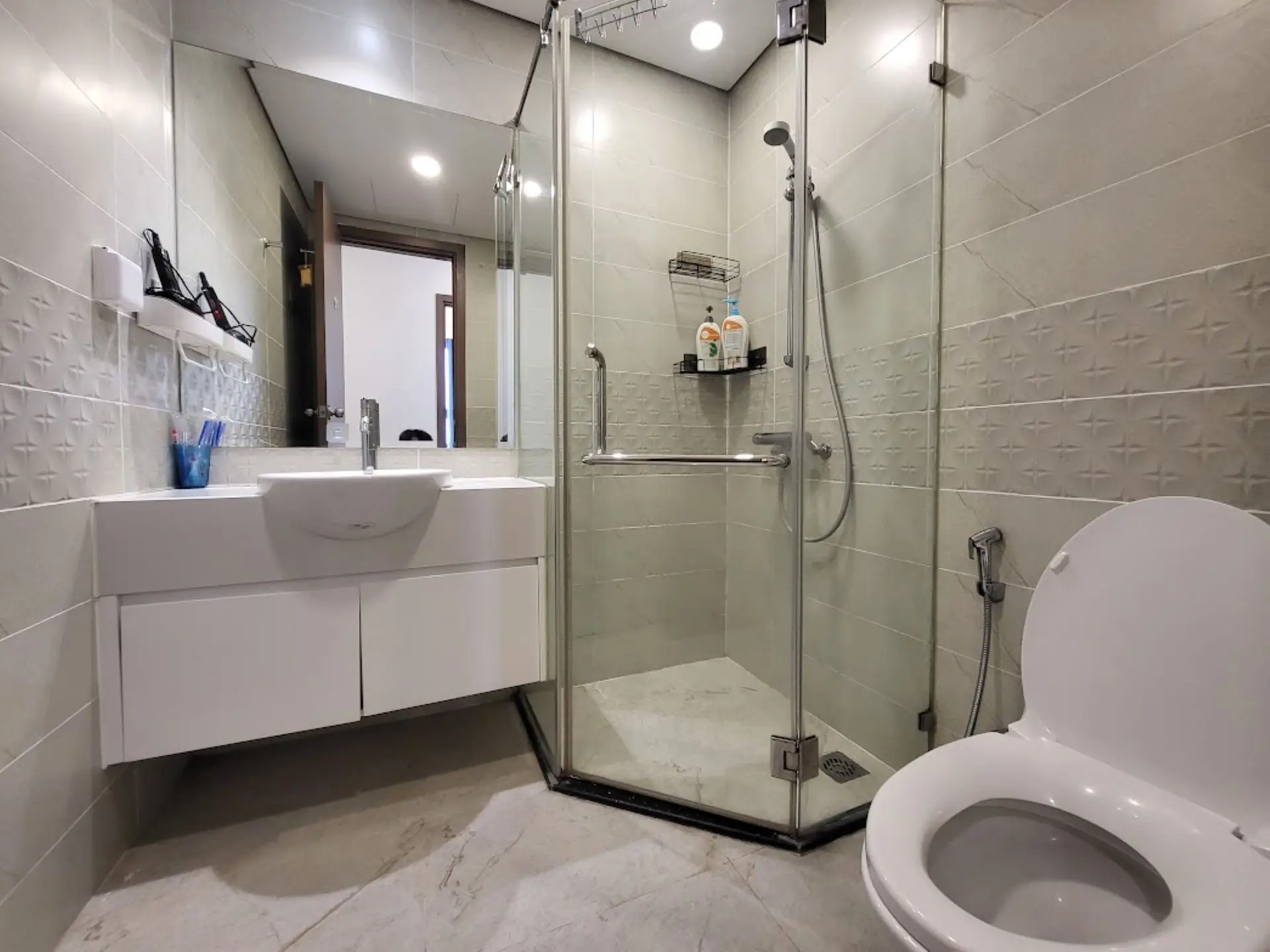 Vinhome Gardenia – A1 37F – 2 Bed -Bathroom Vinhome Gardenia - A1 37Fのシャワーブースとトイレ、洗面台