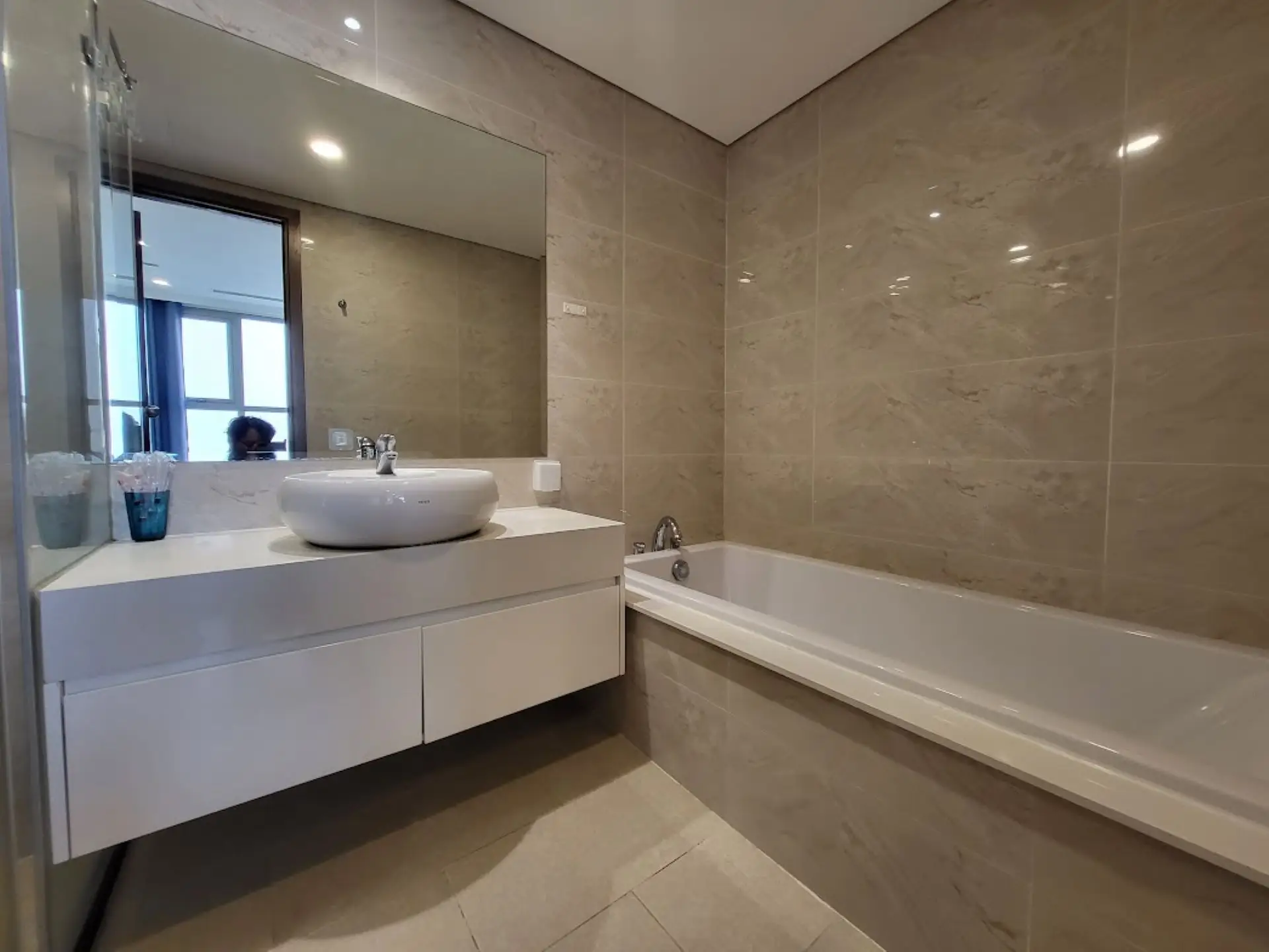 Vinhome Gardenia – A1 37F – 2 Bed -Bathroom 1 Vinhome Gardenia - A1 37Fのバスルームはバスタブ付き