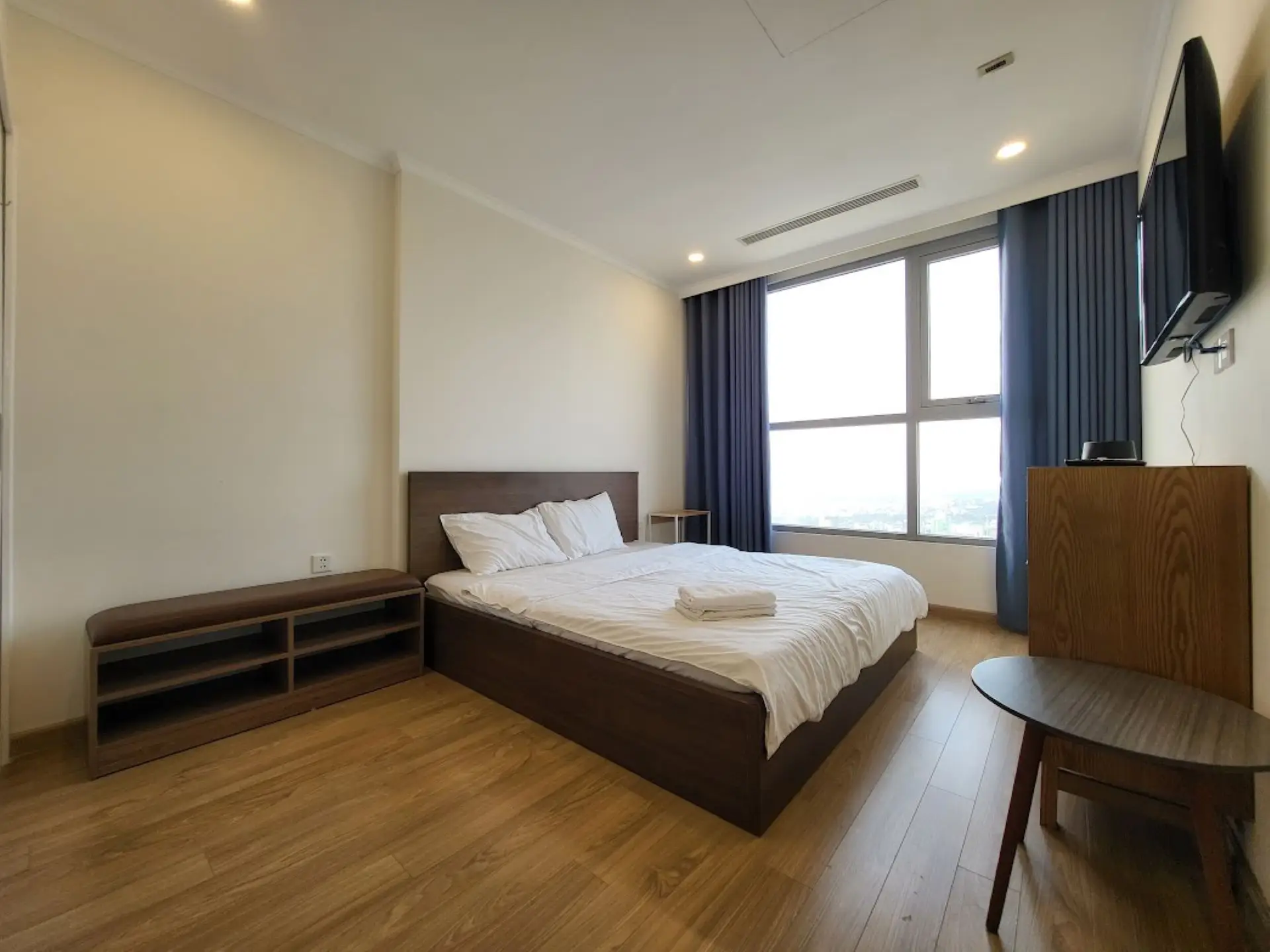 Vinhome Gardenia – A1 37F – 2 Bed – Bedroom 3 Vinhome Gardenia - A1 37Fのベッドルーム