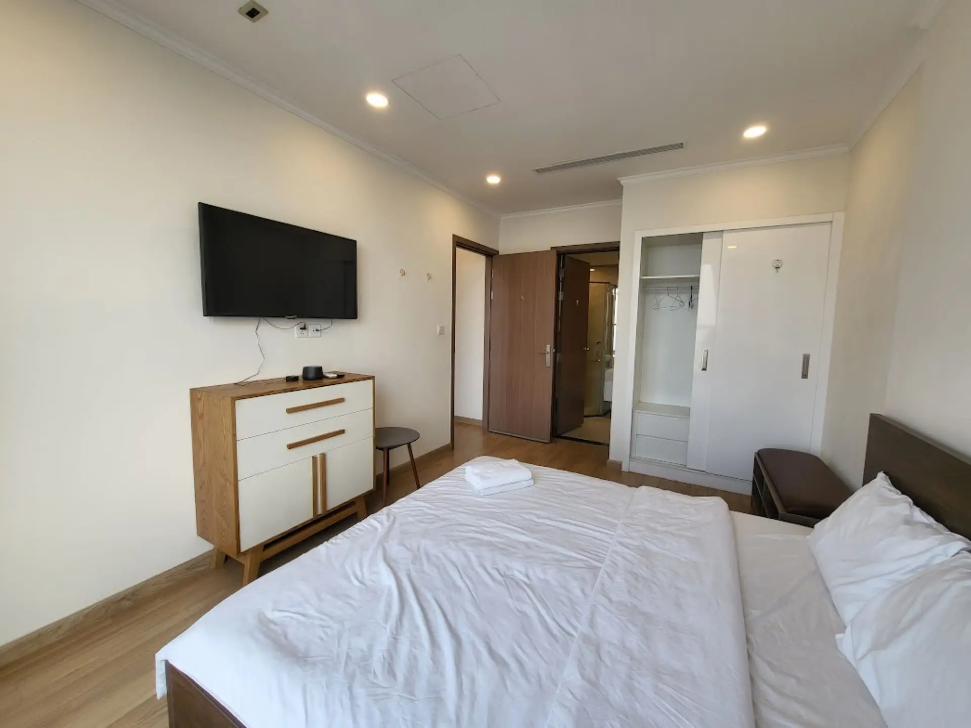 Vinhome Gardenia – A1 37F – 2 Bed – Bedroom 4 Vinhome Gardenia - A1 37Fのベッドルーム