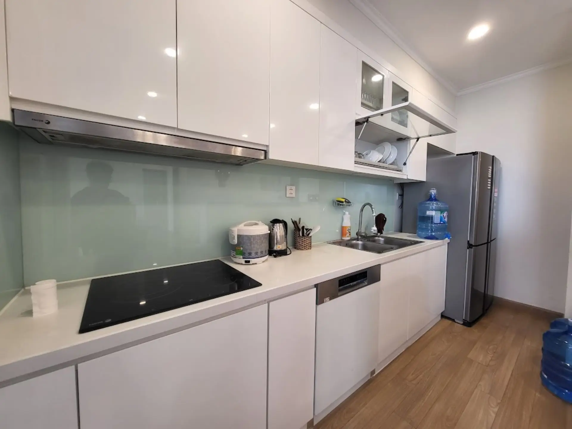 Vinhome Gardenia – A1 37F – 2 Bed – Kitchen Vinhome Gardenia - A1 37Fのキッチンは電磁調理器、食器洗い機もついている