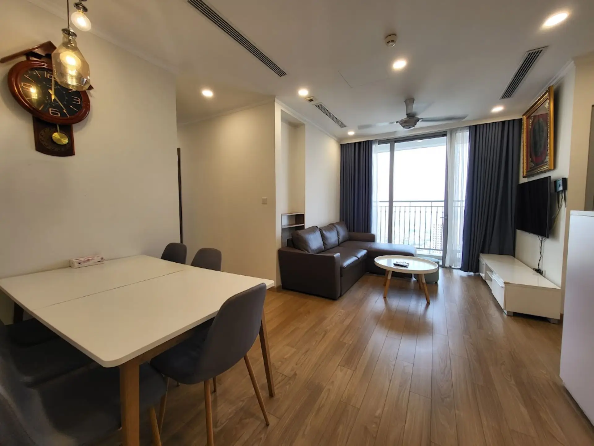 Vinhome Gardenia – A1 37F – 2 Bed – livingroom 1 Vinhome Gardenia - A1 37Fのダイニングスペースとソファー