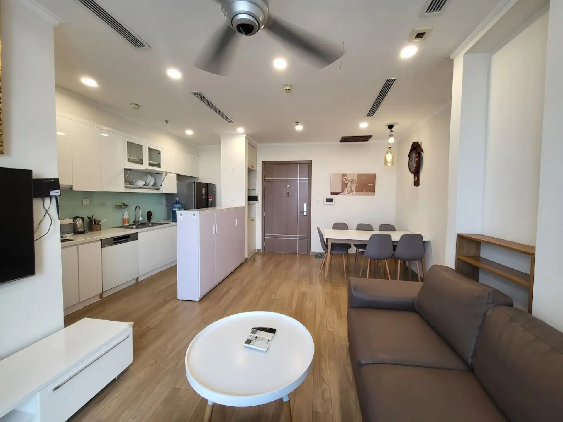 Vinhome Gardenia – A1 37F – 2 Bed – livingroom 2 Vinhome Gardenia - A1 37Fのリビングルームとキッチン
