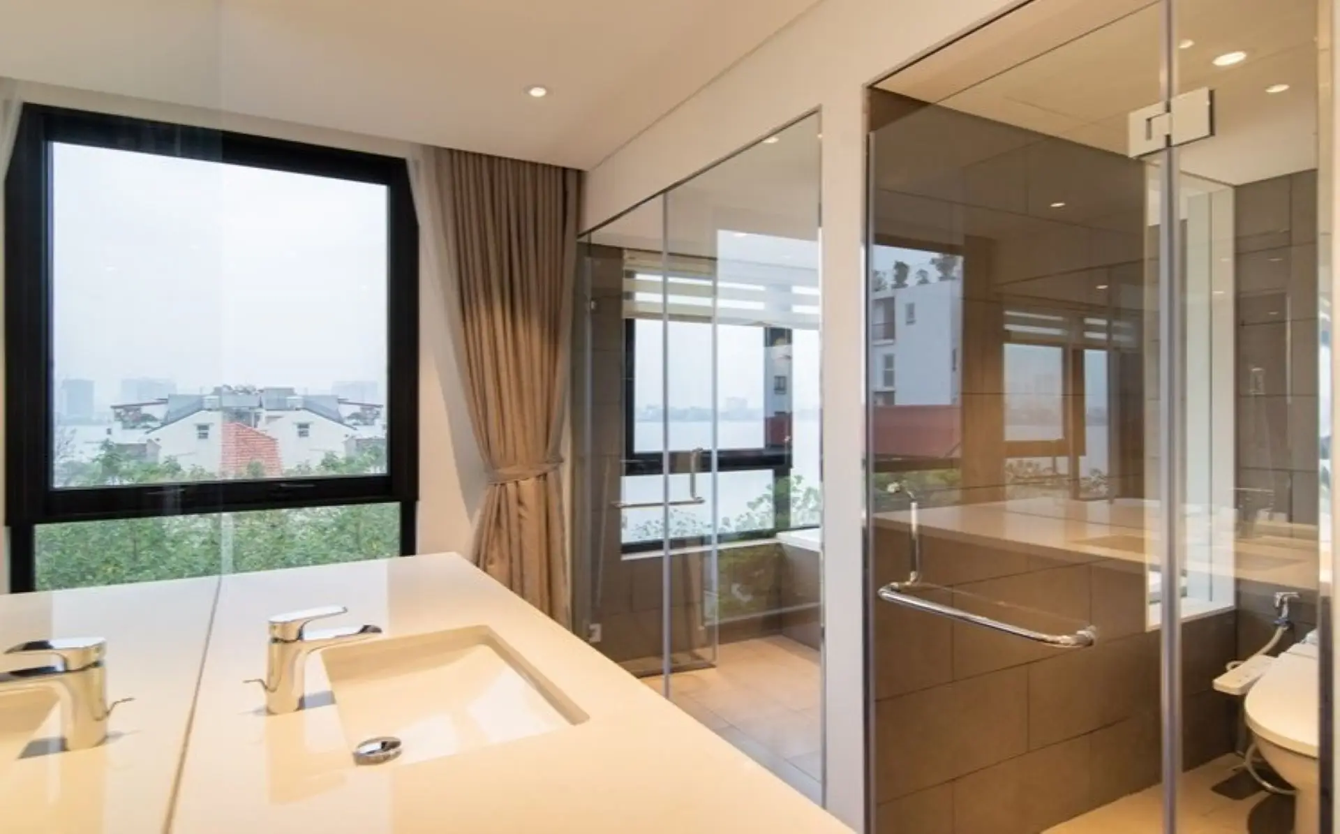 Westlake Residence 8- 4Bed- Bathroom 1
