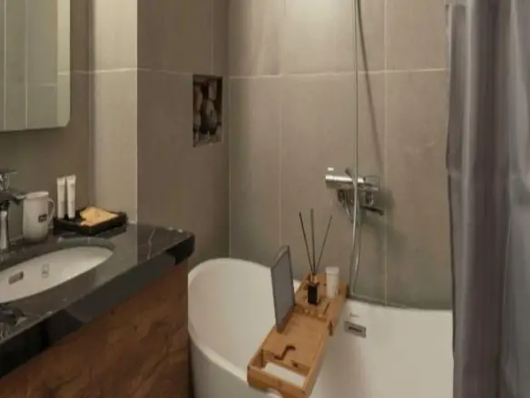 The First Mây One Bedroom Bathroom
