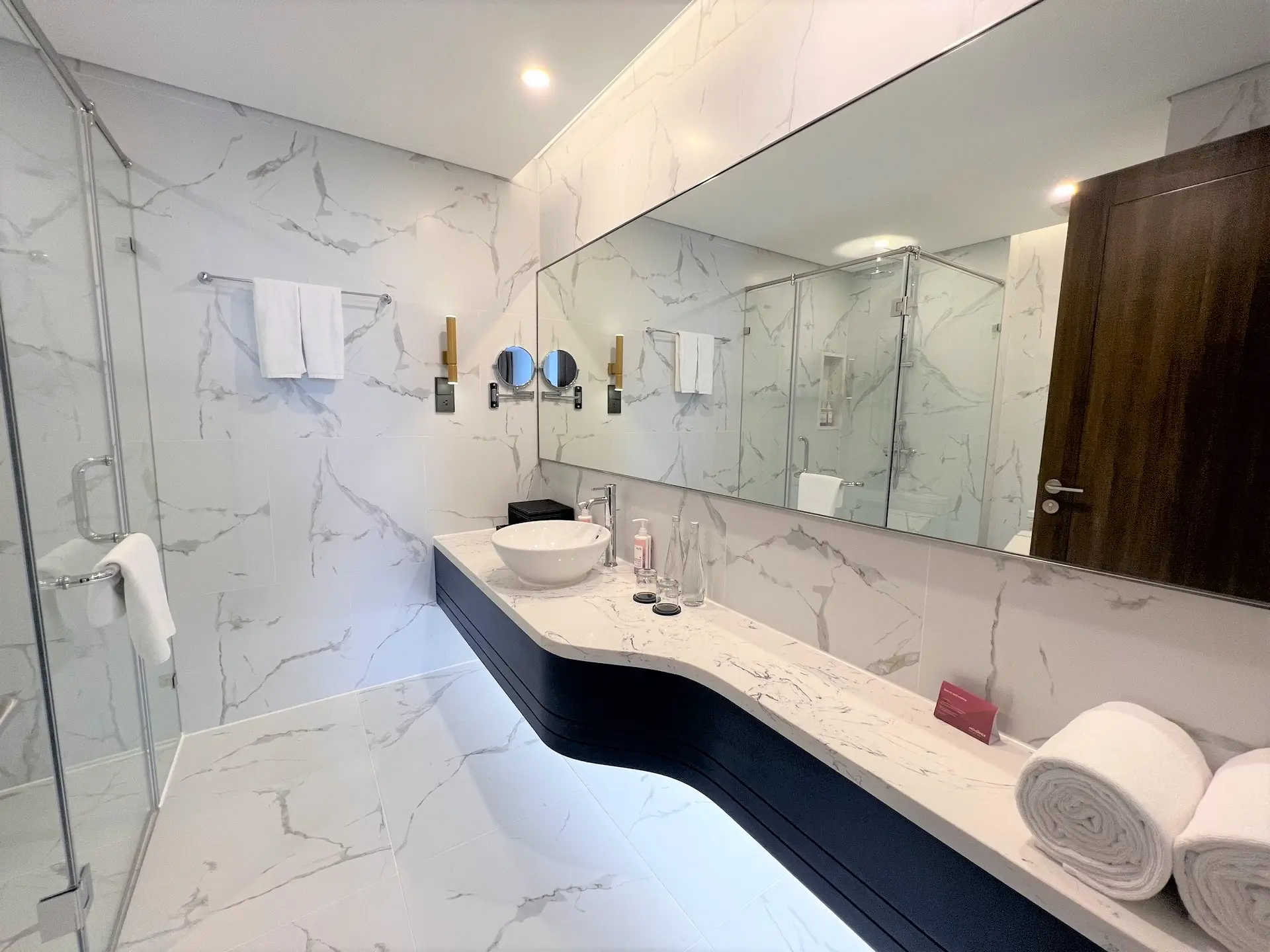 Movenpick_2bed_bathroom (2)