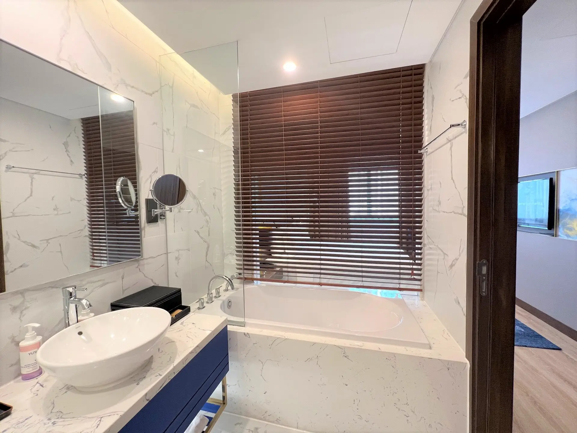 Movenpick_2bed_bathroom