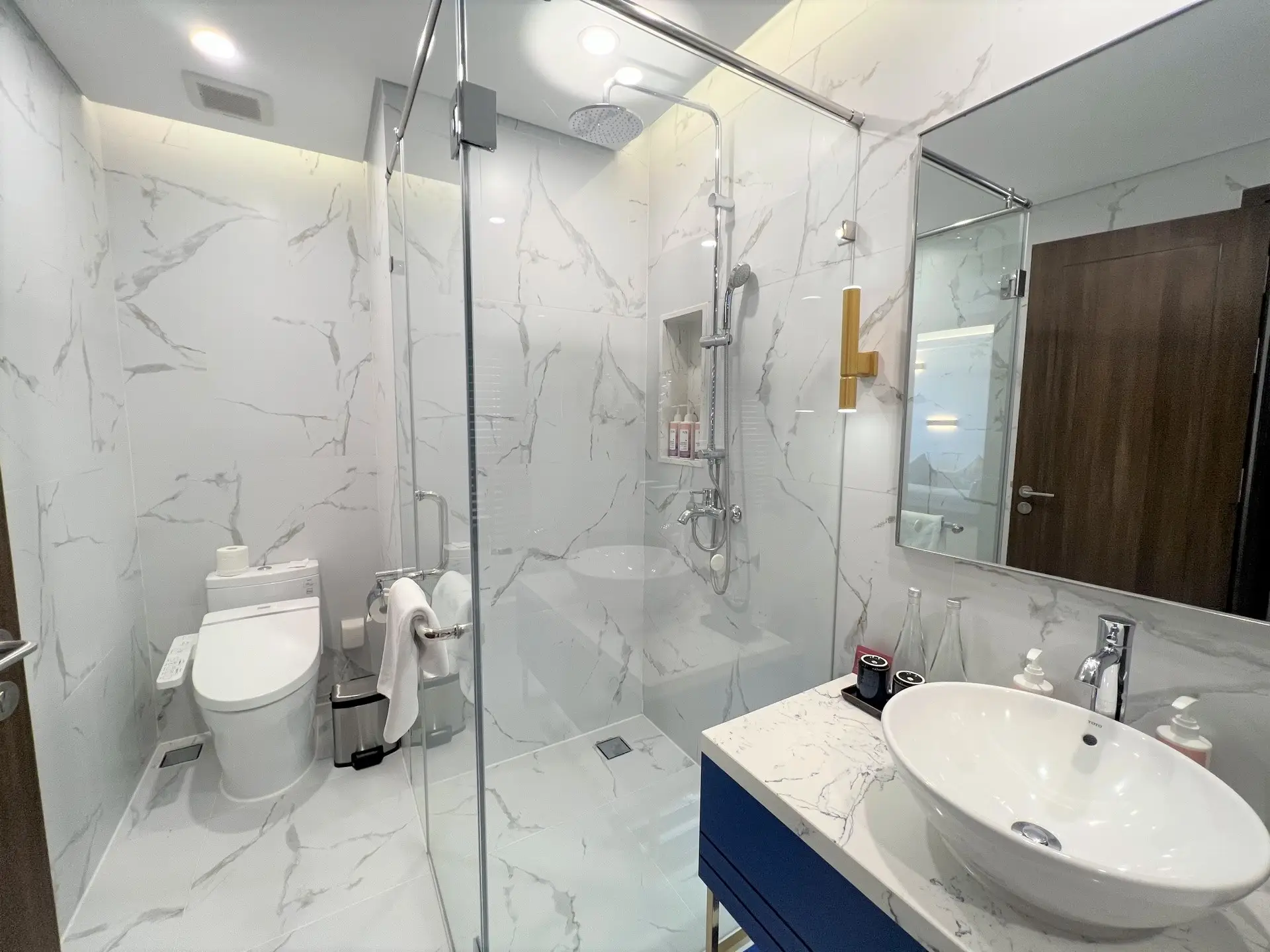 Movenpick_2bed_toilet