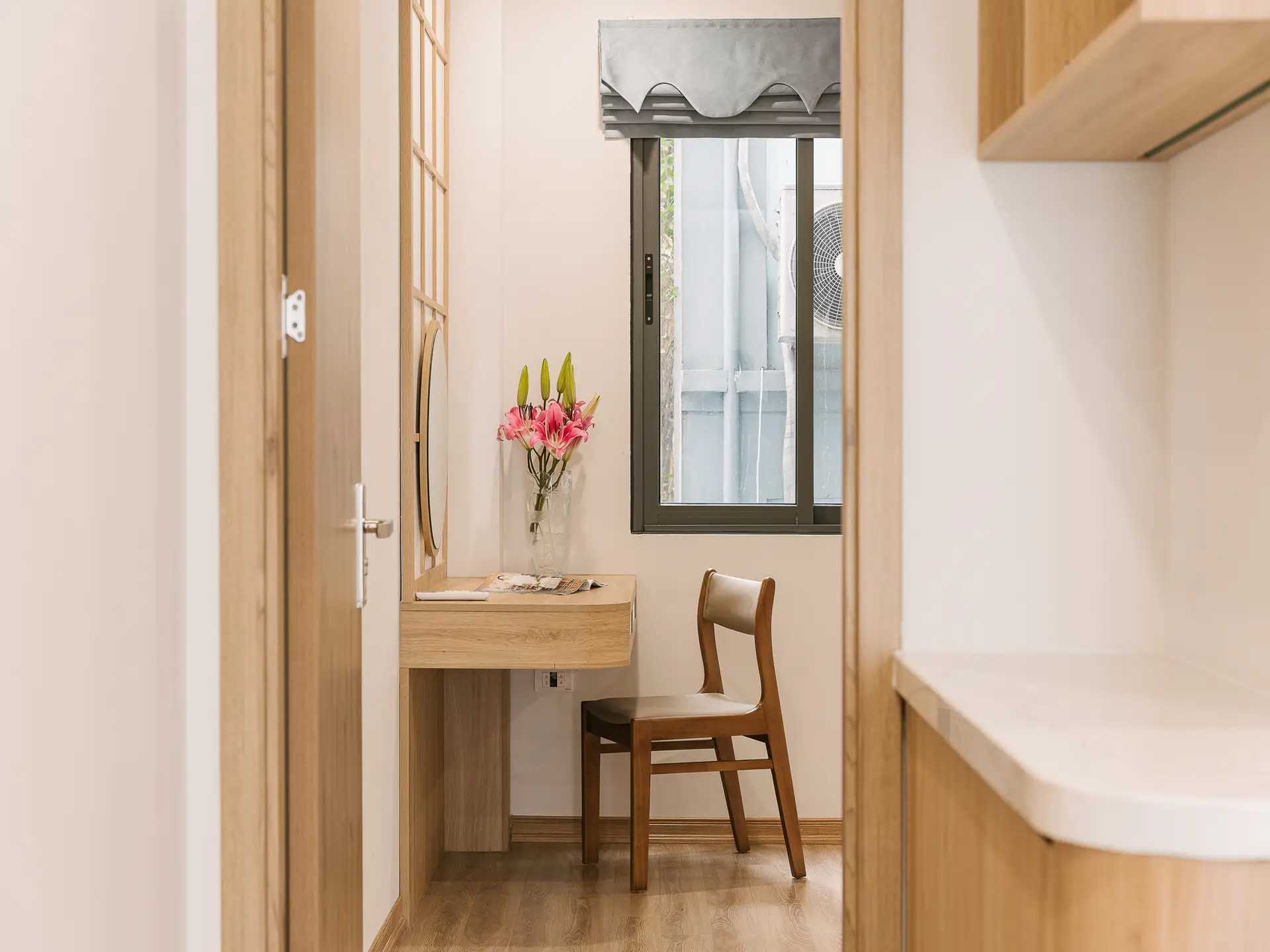 Lux Apartment Linh Lang 1 bed_desk