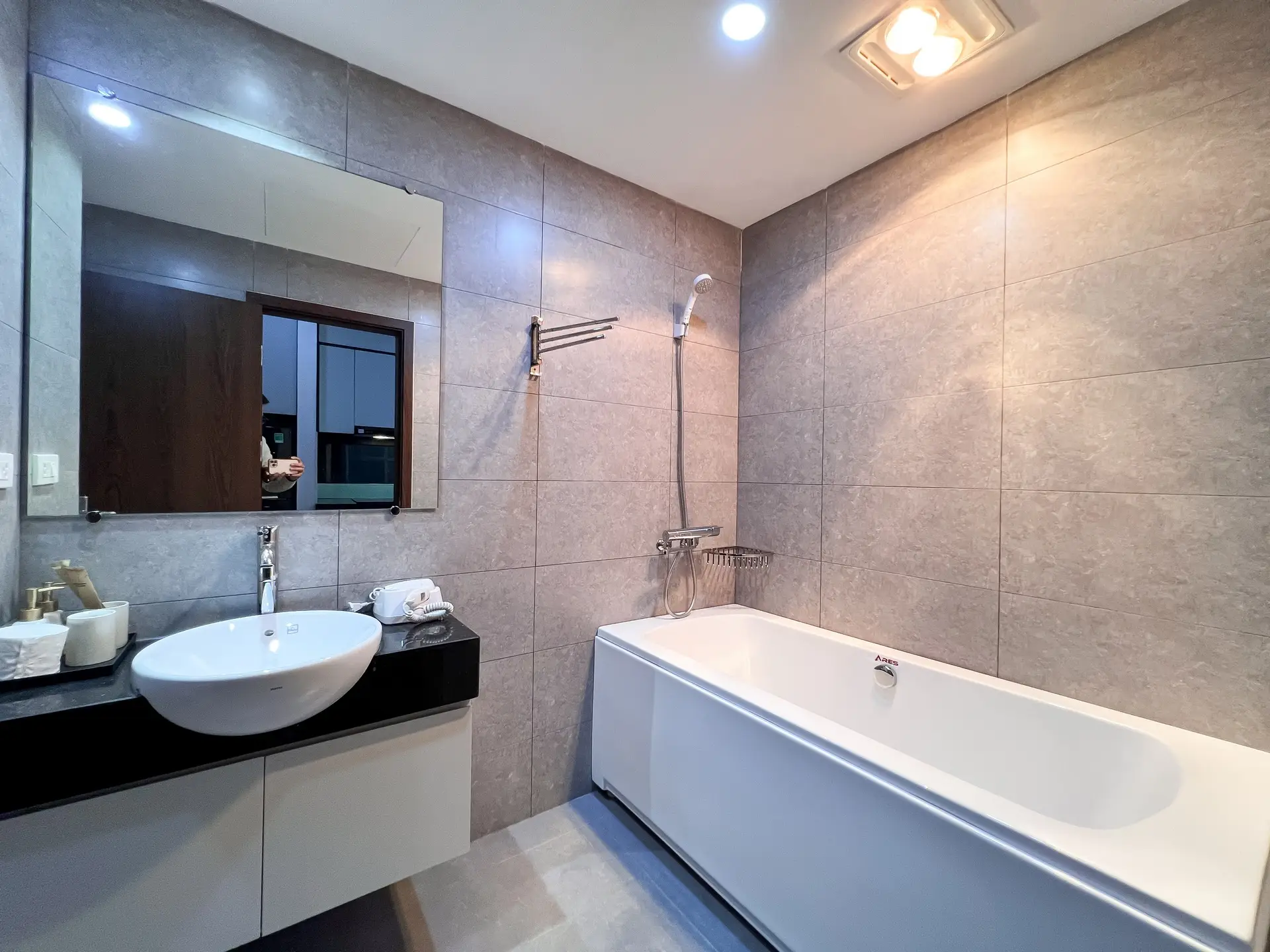16.49 Linh Lang 1bed_bathroom