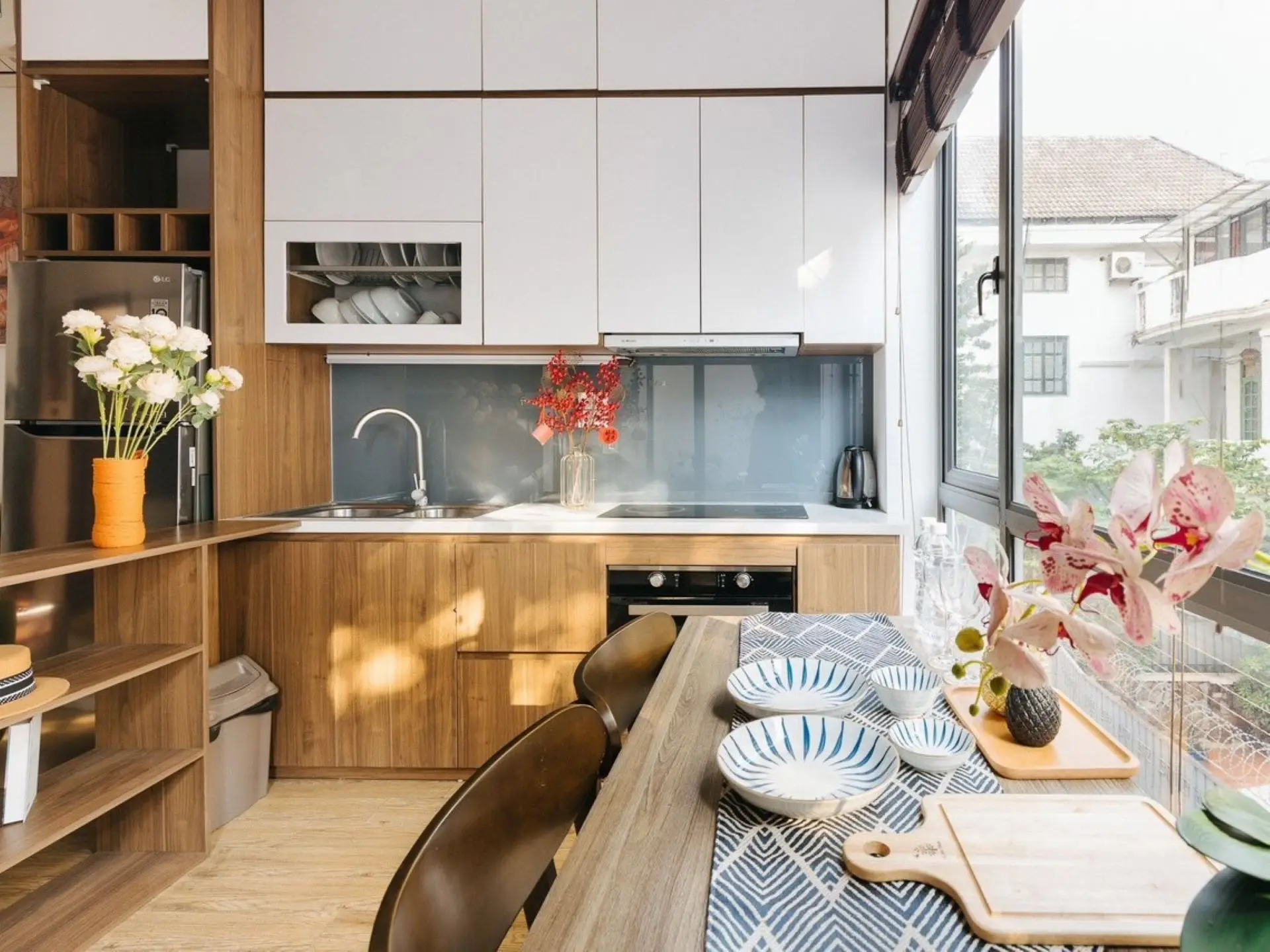Cara Rutic – 1bed – dining desk 1