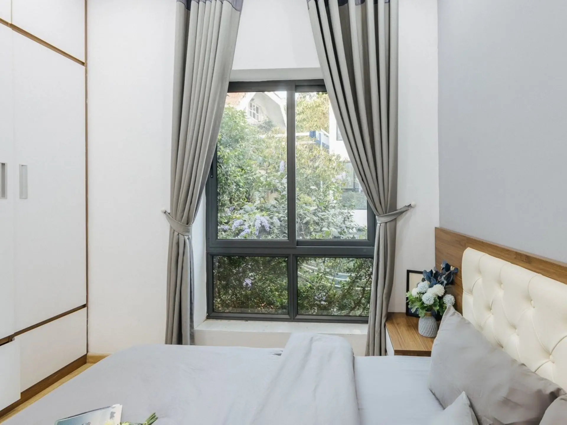 Cara Rutic- 2bed-6F- bedroom 1