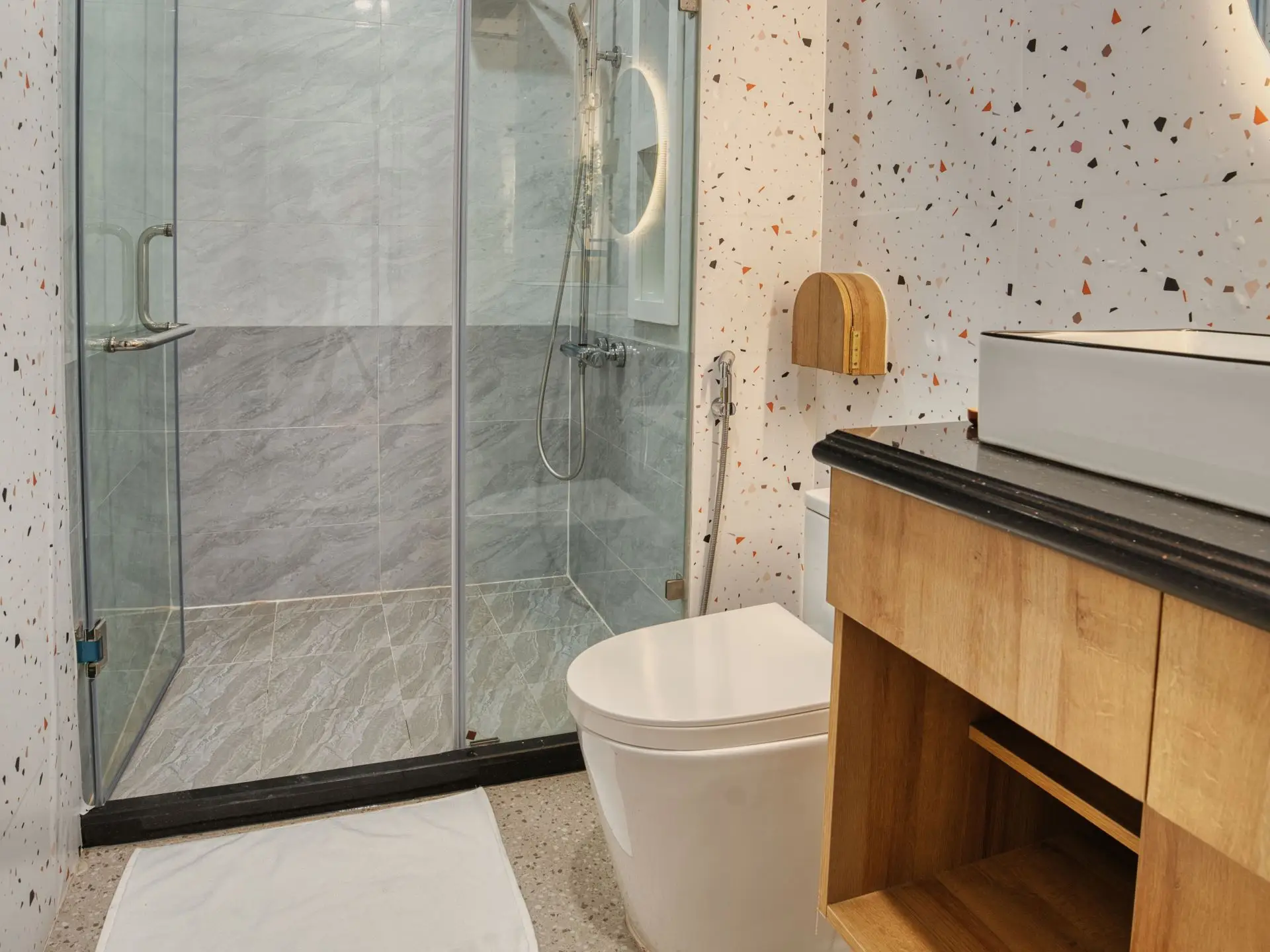 Cozy Orange – 1bed – bathroom