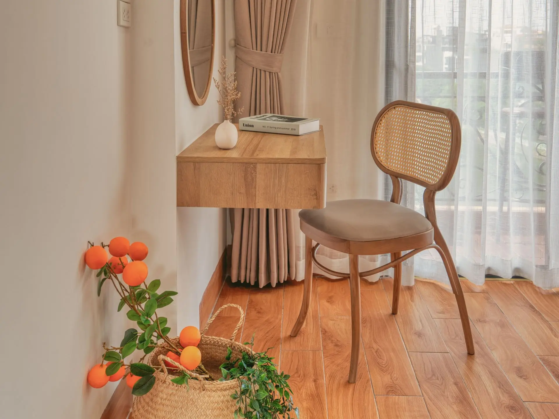 Cozy Orange – 1bed – desk