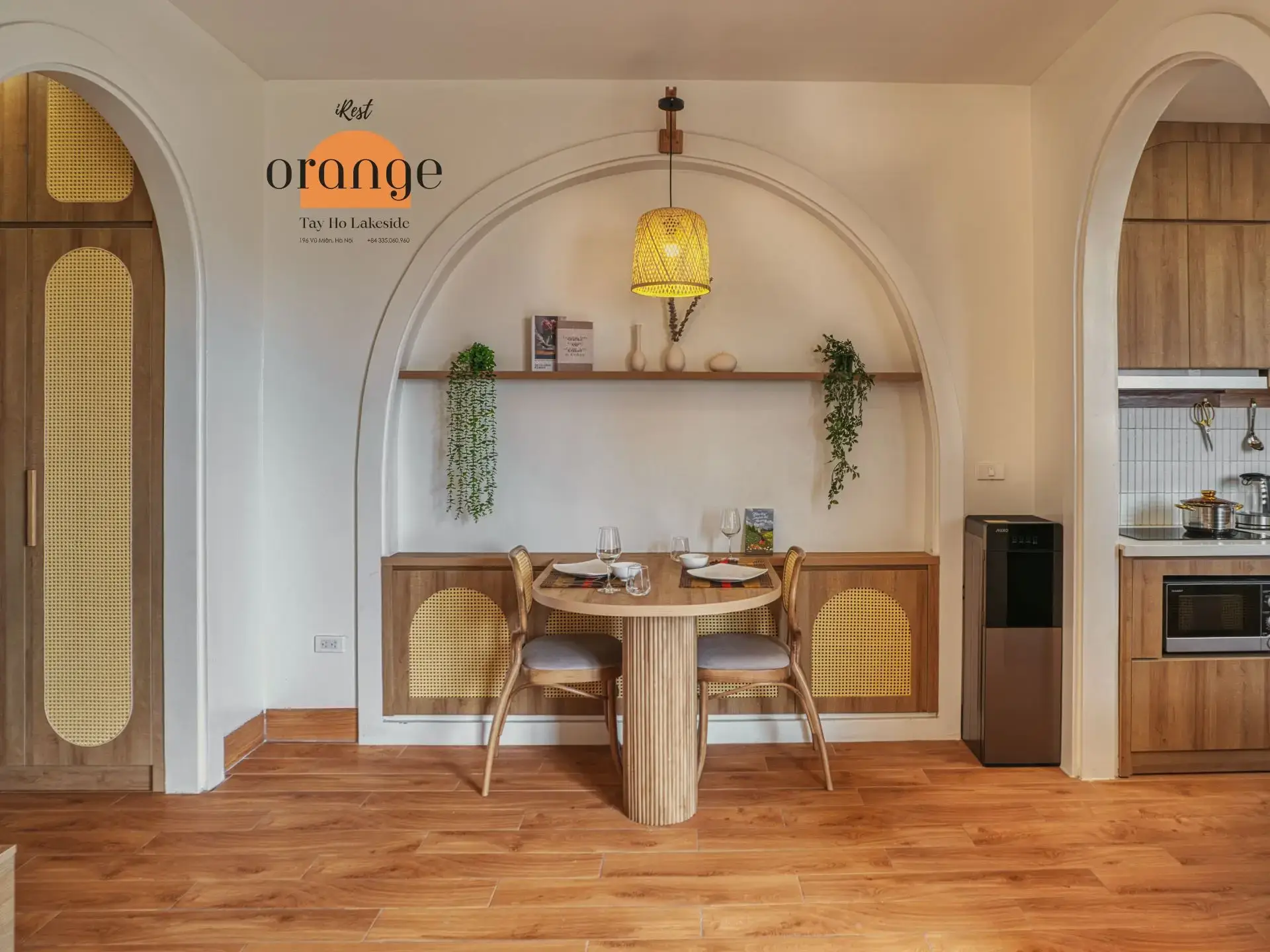 Cozy Orange – 1bed – dining table