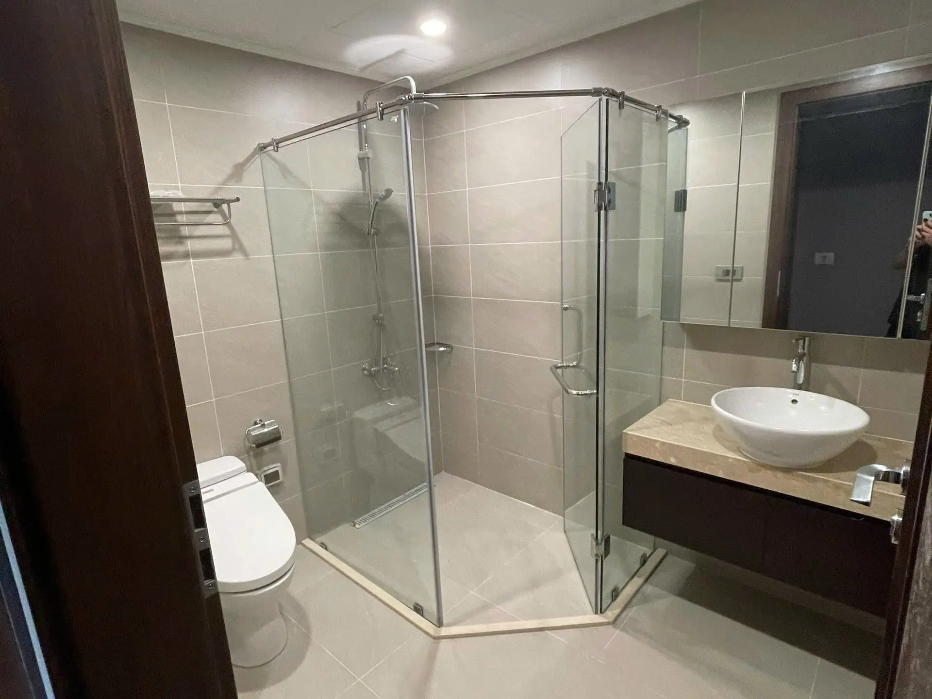 HDI Tower – 18F- bathroom