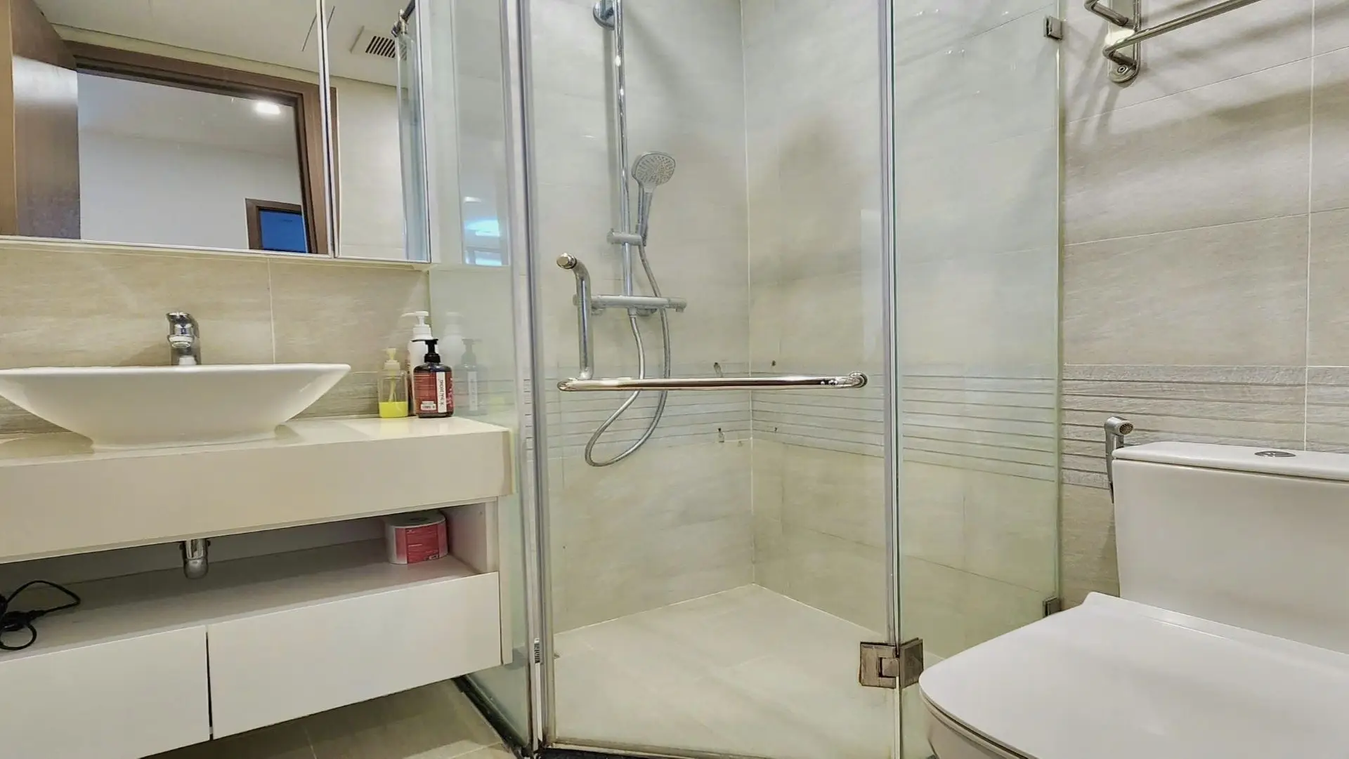 Metropolis -41F-3bed- bathroom 1