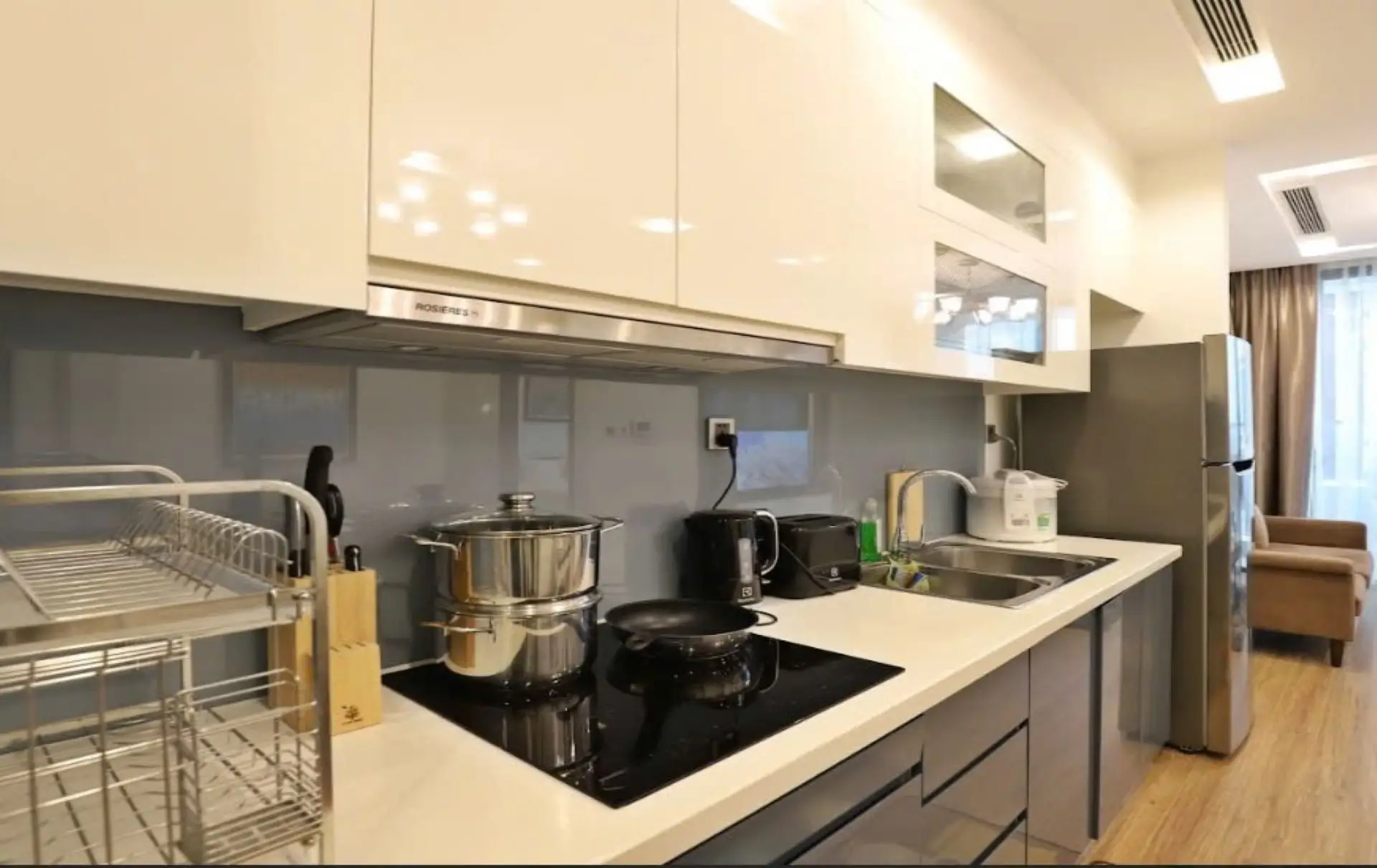Metropolis M3 10F – 1Bed – kitchen 1
