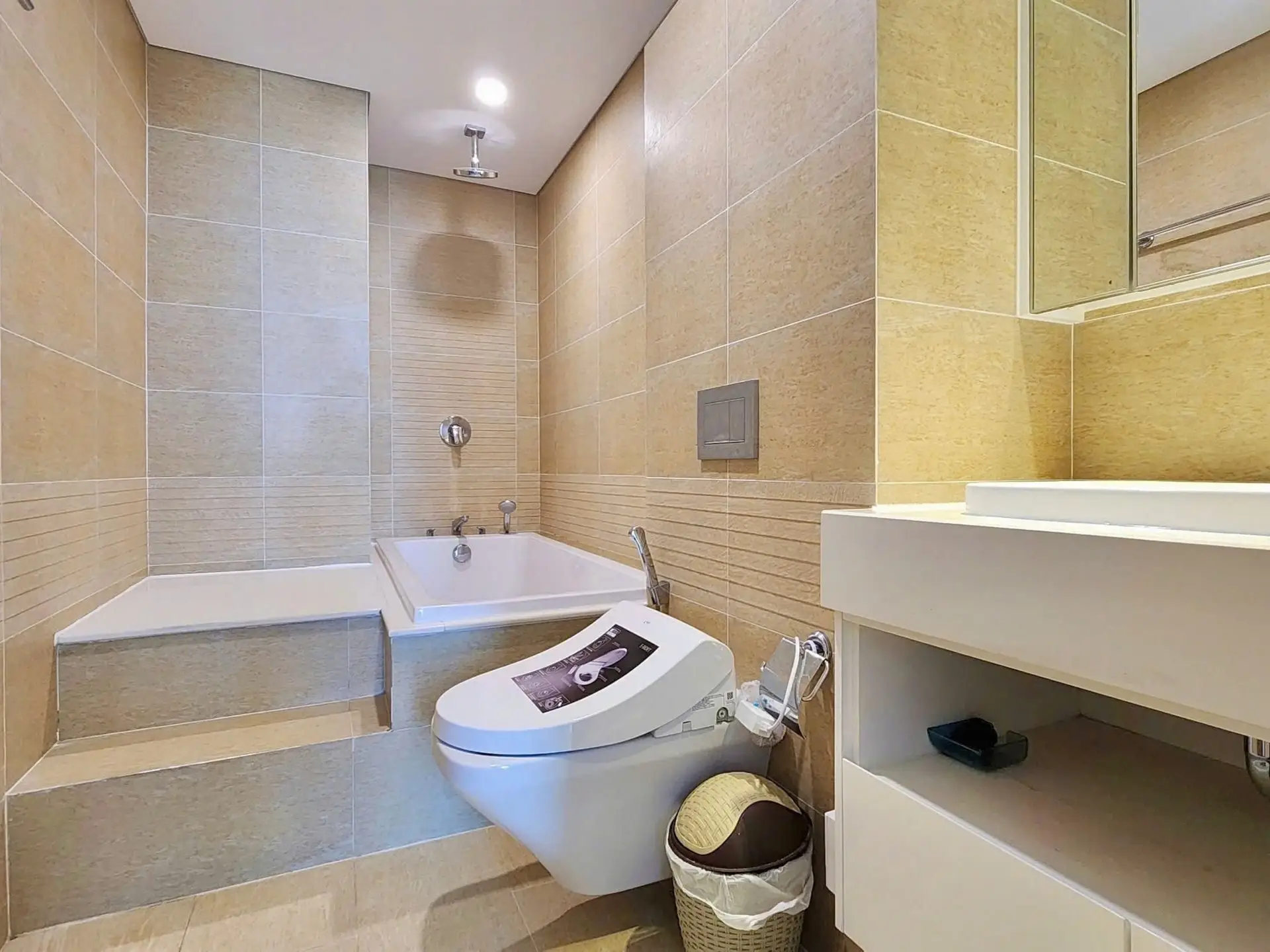 M2 1207_2bed_ bathroom (2)