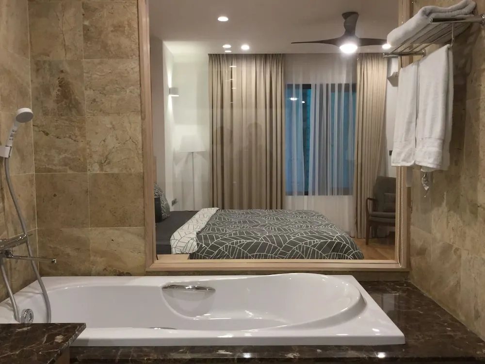 MAY HOUSE Serviced Apartment bath