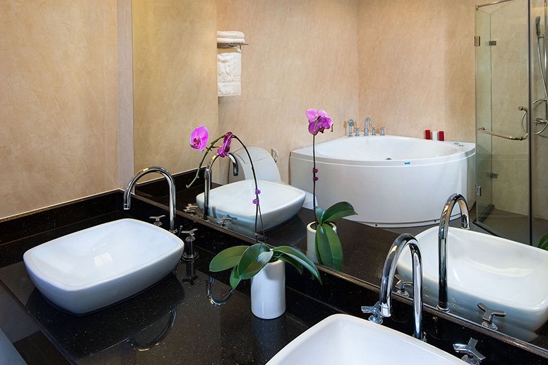 Elegant Suites Westlake Studio Bathroom