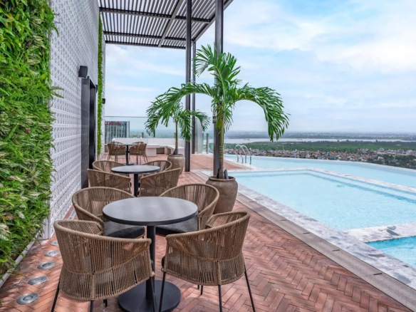 L7 WEST LAKE HANOI by LOTTE Infinity Pool