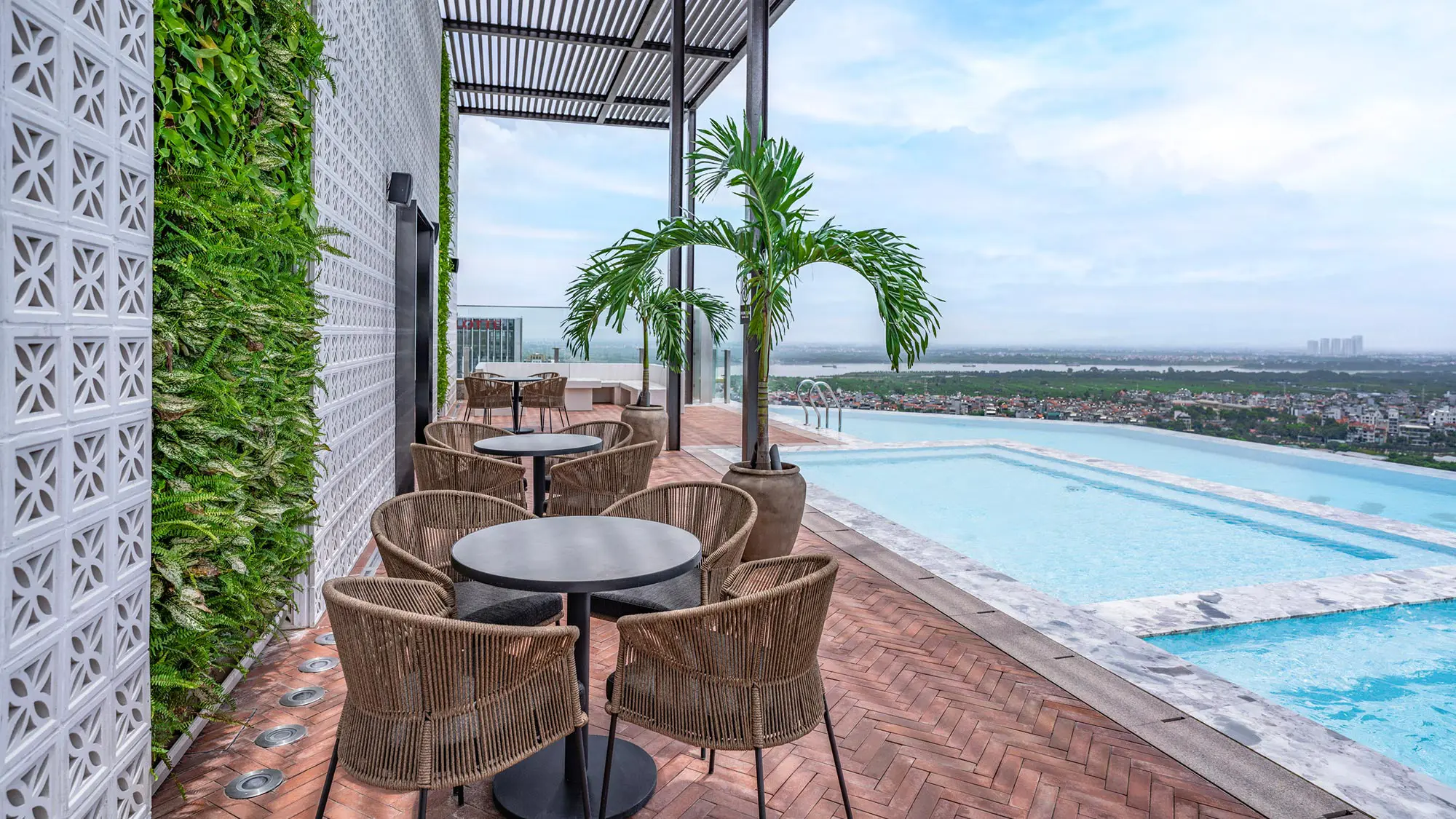 L7 WEST LAKE HANOI by LOTTE – Infinity Pool L7 WEST LAKE HANOI by LOTTE Infinity Pool