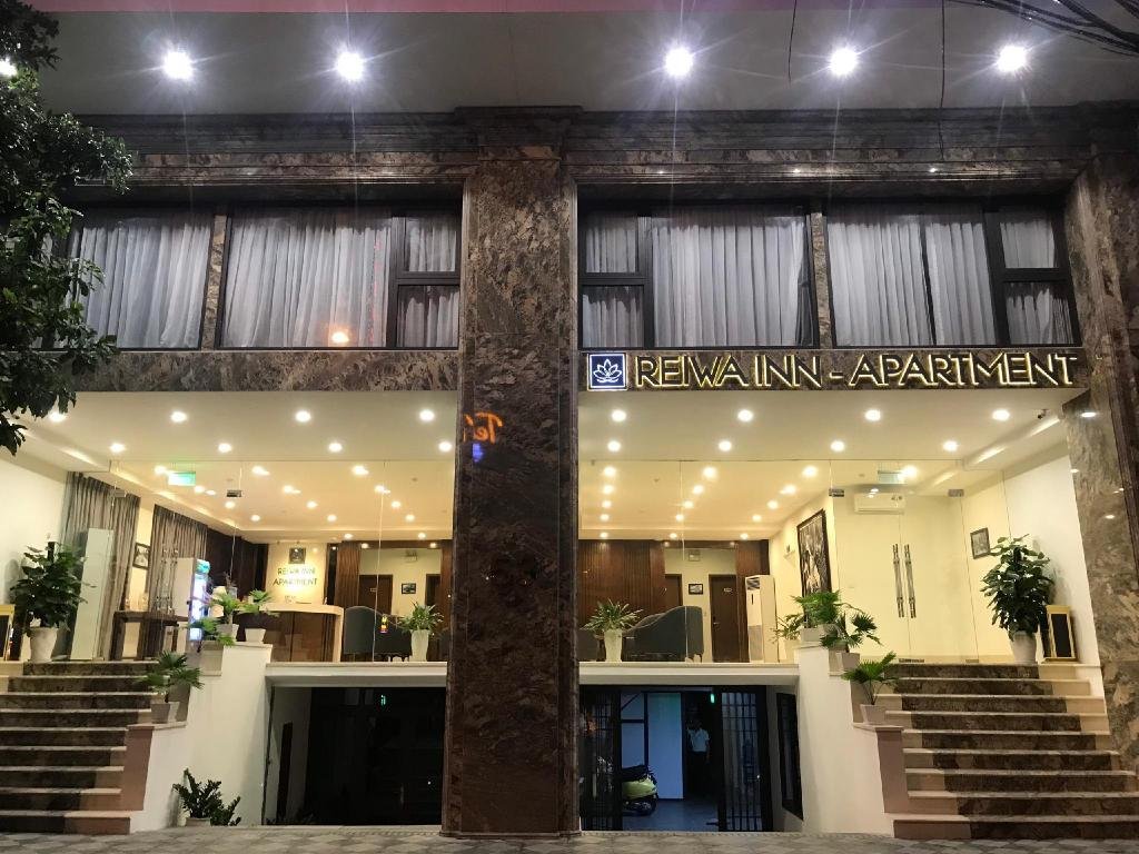 REIWA INN Apartment Entrance
